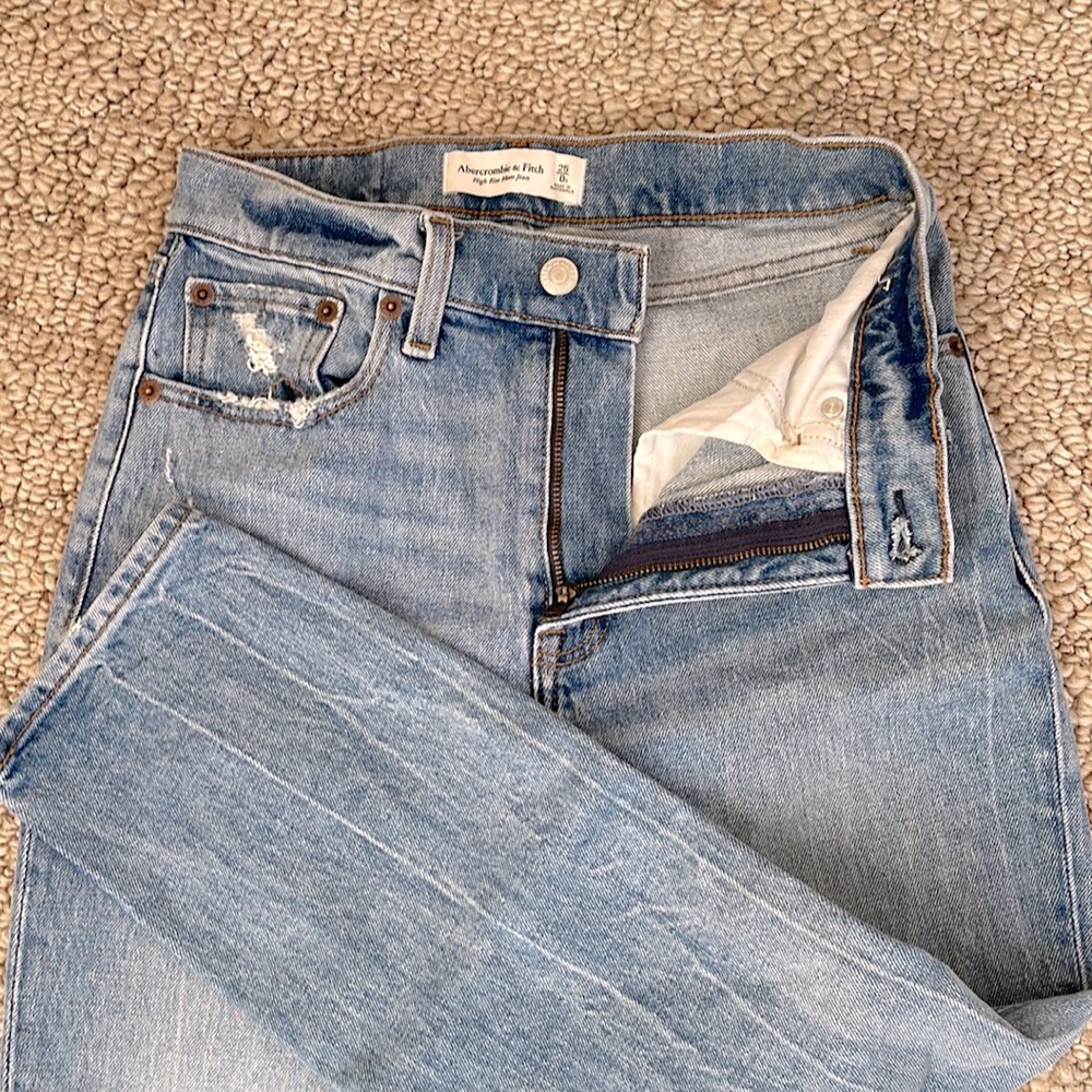 Abercrombie & Fitch • High Rise Mom Jean 25/0S